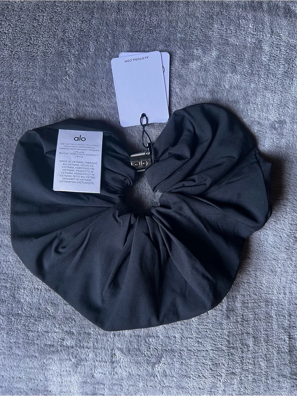 NEW Alo Yoga logo Bead It Oversized Scrunchie Black Athletic 90s Style Sport